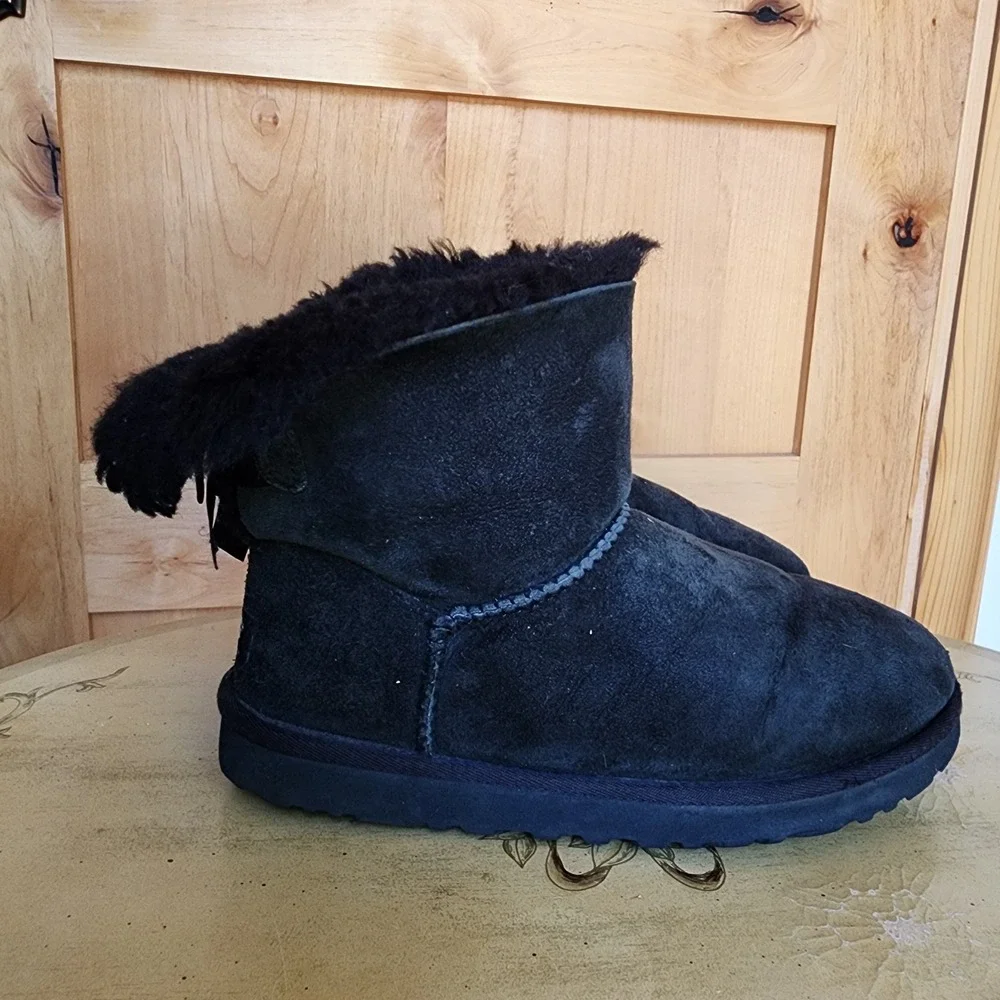 UGG Y2K US 8 Black Suede Mini Bailey Bow II Winter Boots Scandinavian Cozy Hygge